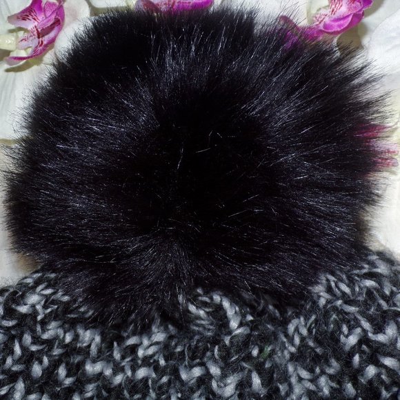 NWOT KYI KYI Classic Faux Fur Beanie